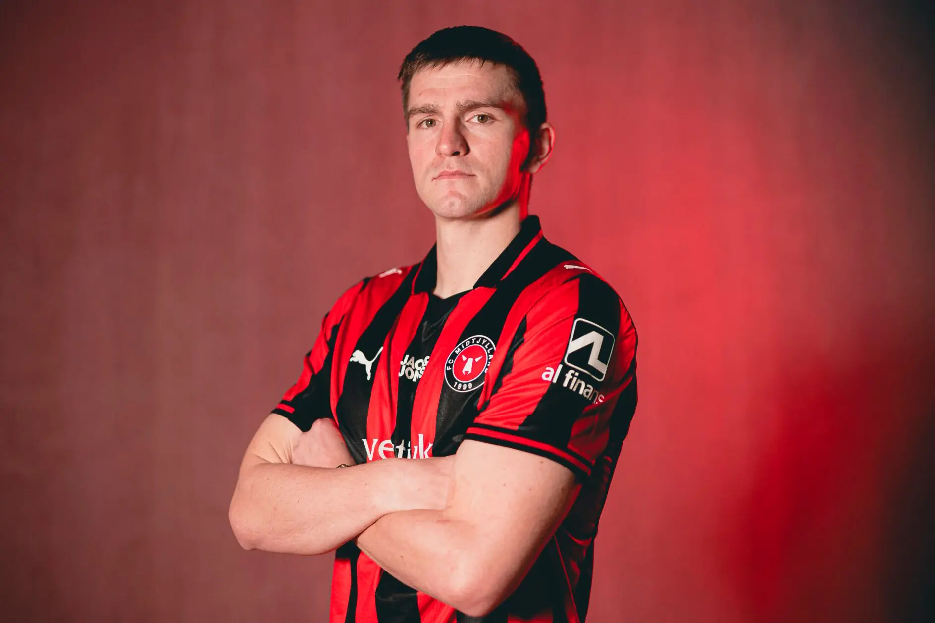Mikael Uhre posing for a photo in an FC Midtjylland jersey